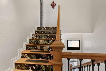 Stunning 2-bedroom Garden District Newly Renovated Apartment *
