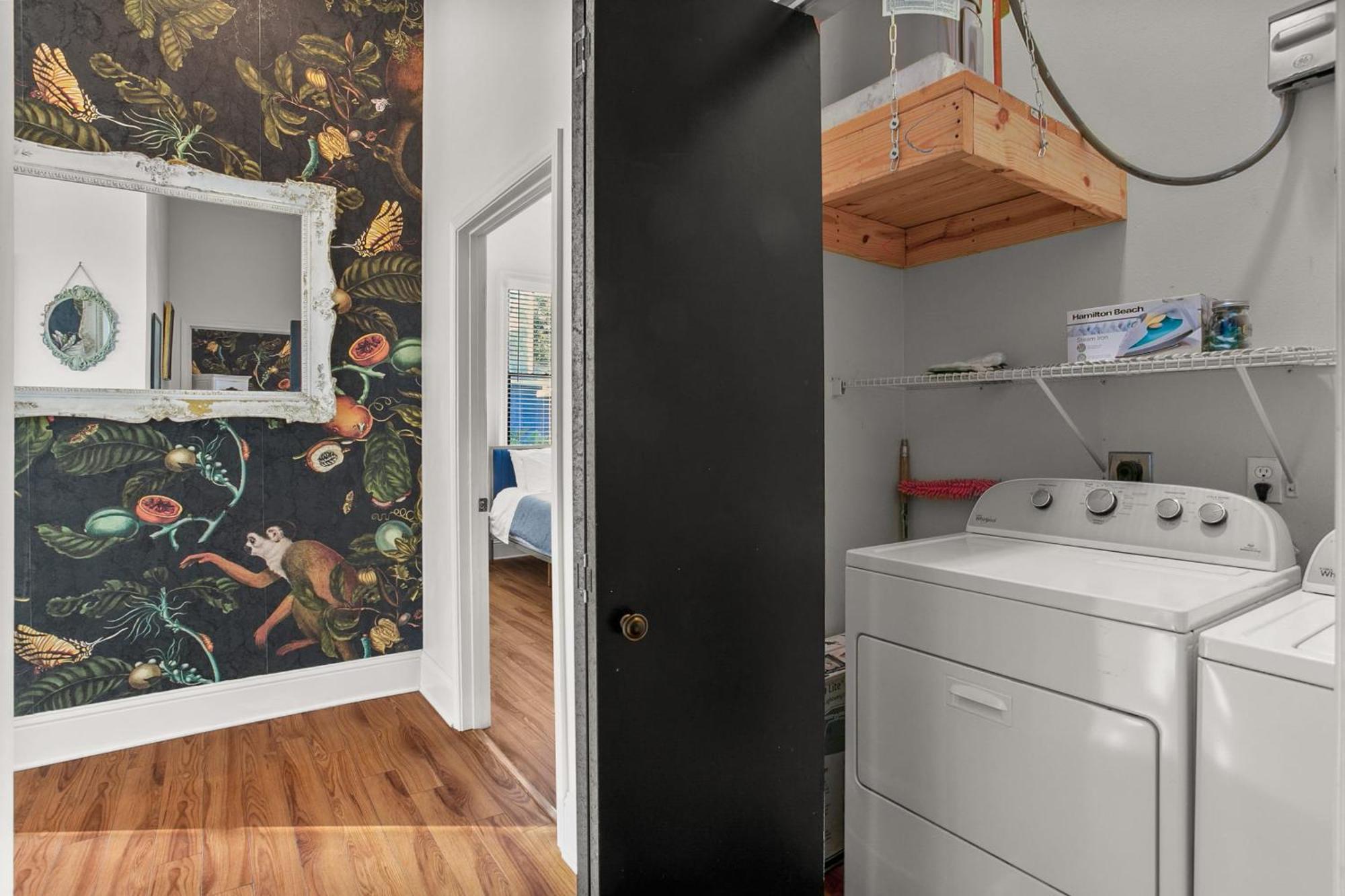 Stunning 2-bedroom Garden District Newly Renovated Apartment *