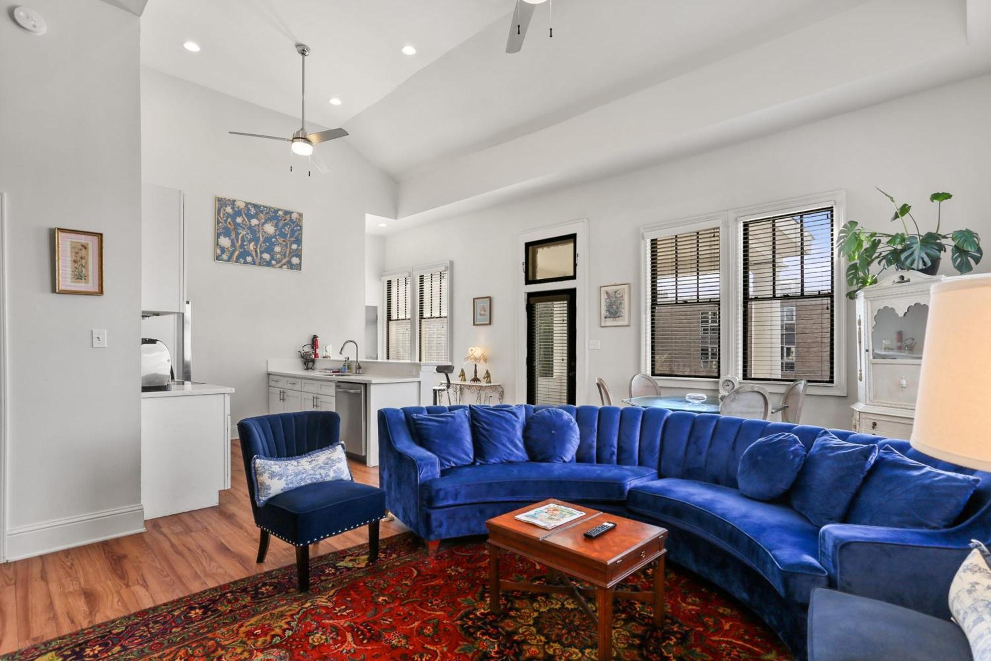 Stunning 2-bedroom Garden District Newly Renovated *