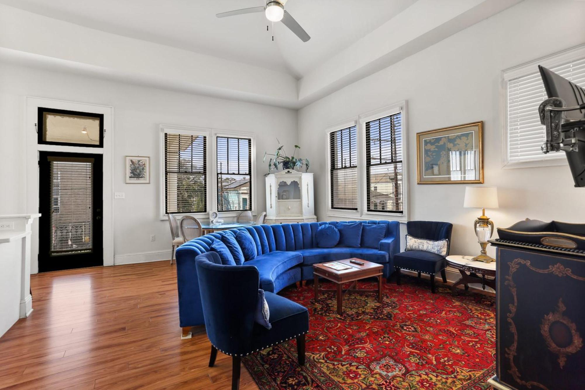 Stunning 2-bedroom Garden District Newly Renovated