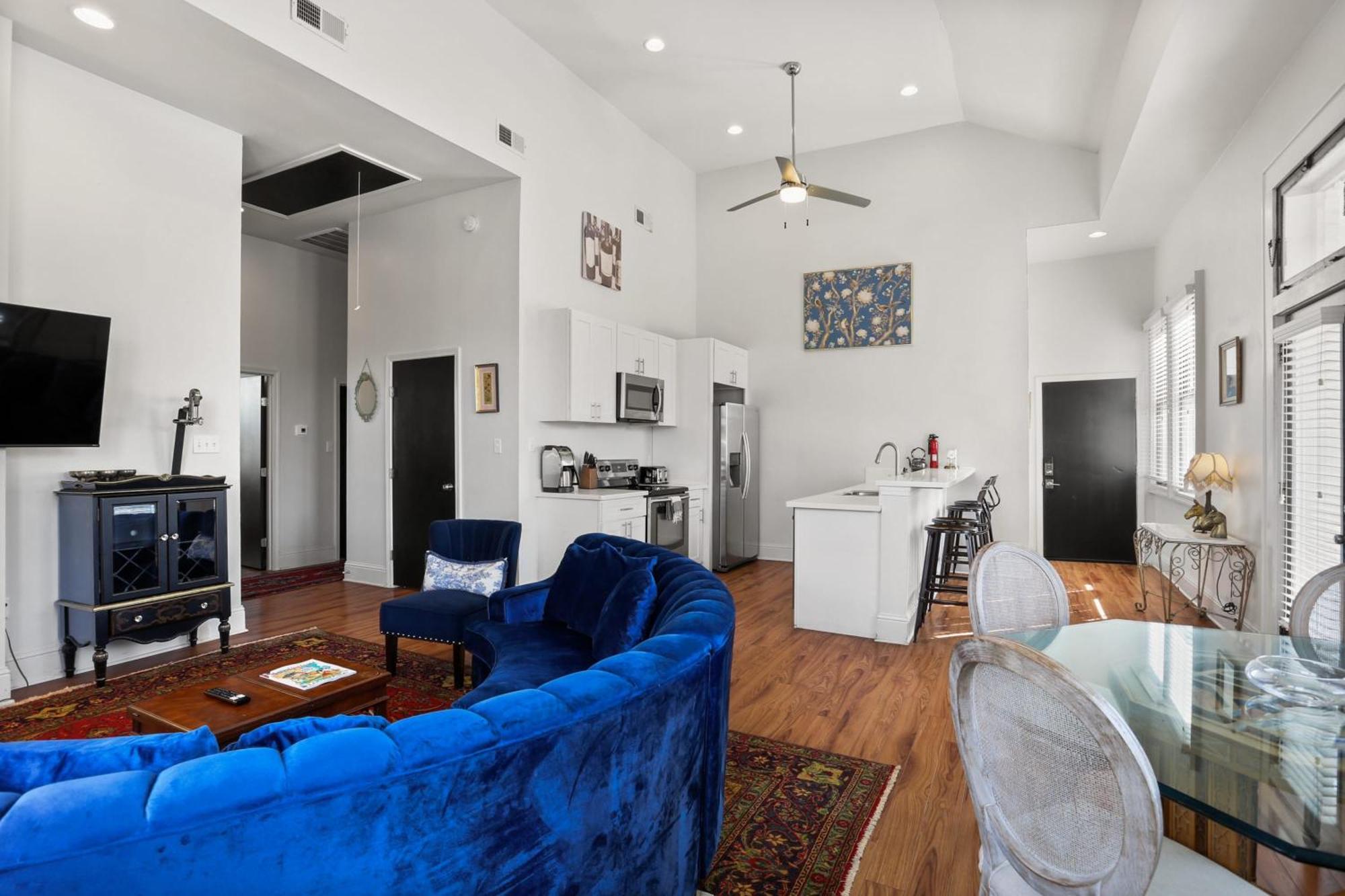 Apartment Stunning 2-bedroom Garden District Newly Renovated *